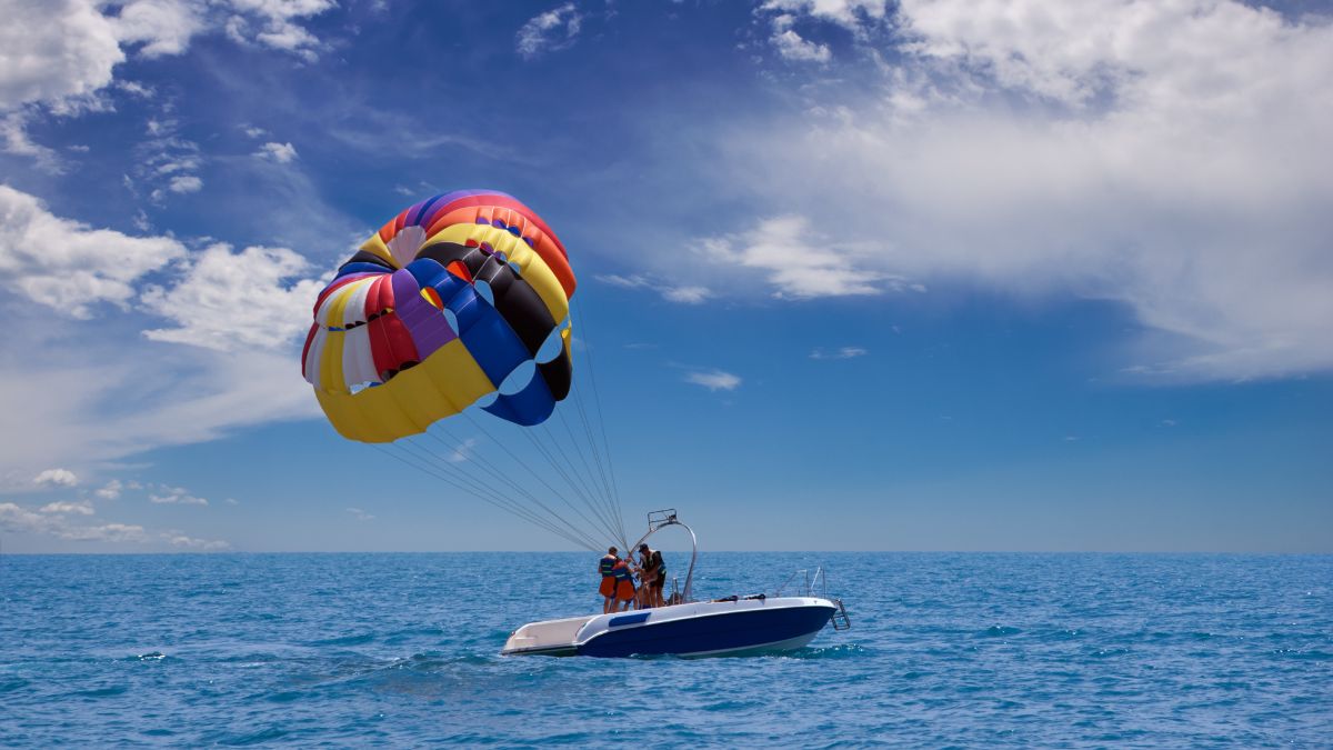 Parasailing and flight over the sea