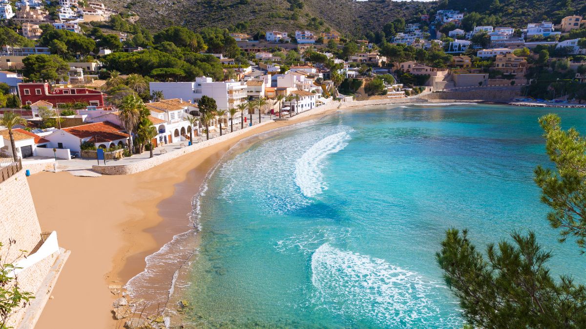 Moraira – elegant fishing village with marina