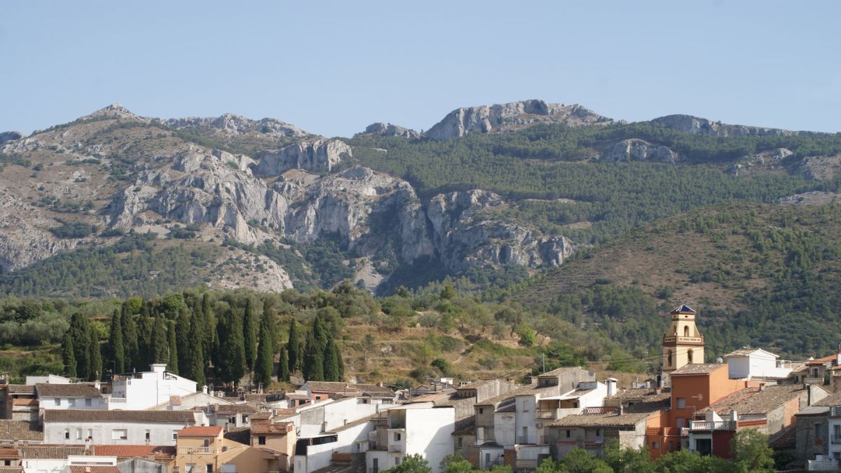 Castell de Castells – mountain hikes and cave paintings