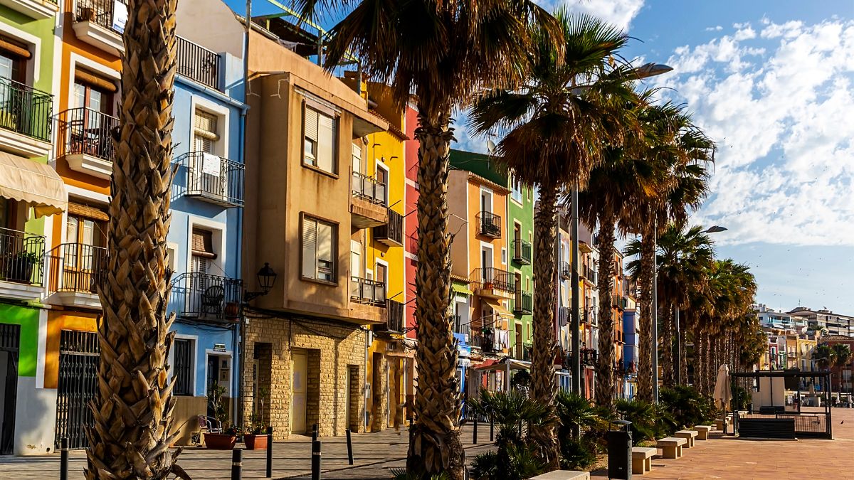 Villajoyosa – colorful houses and chocolate factory